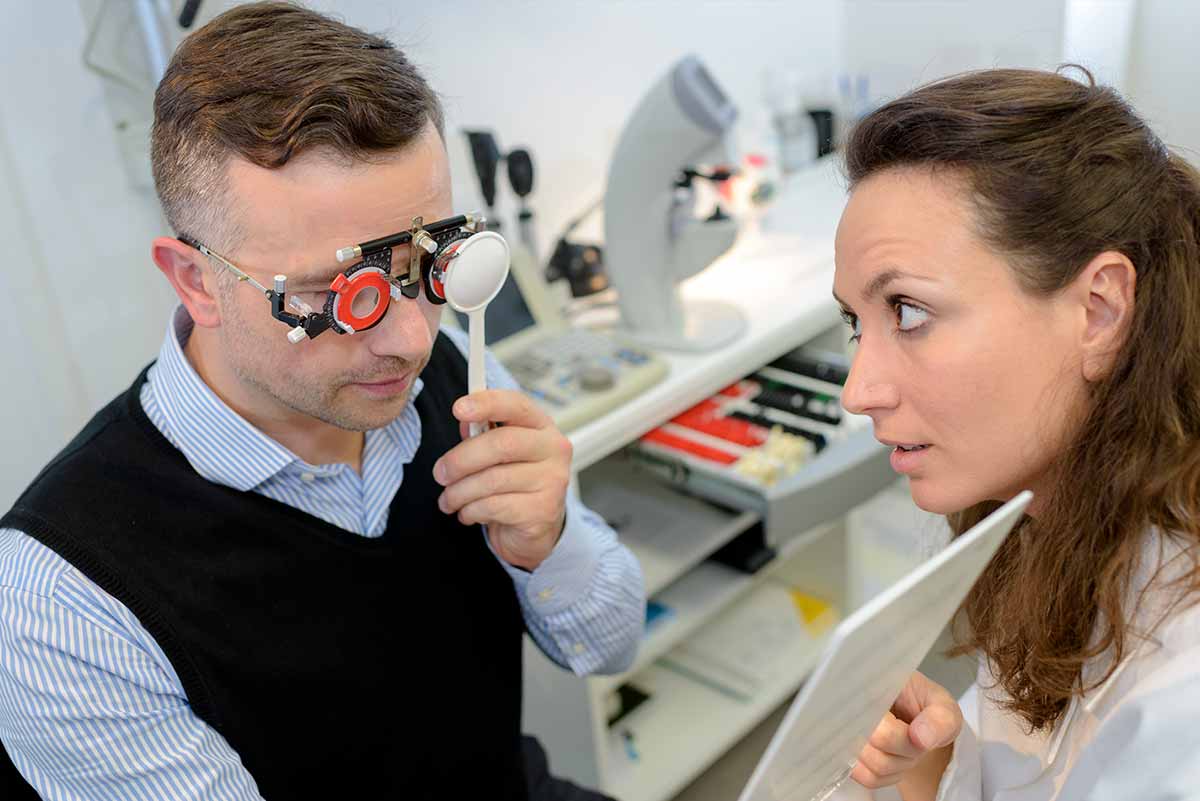 Les orthoptistes peuvent désormais prescrire de premières lunettes et lentilles de contact